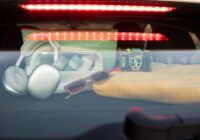 automobilio interjeras su įrengtais aukštos kokybės garsiakalbiais