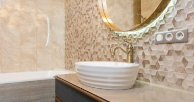 Šiuolaikinės vonios interjeras su keraminėmis plytelėmis ir natūraliu apšvietimu