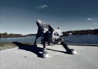 Geležinės lapės skulptūra Talkšos ežero pakrantėje Šiauliuose.